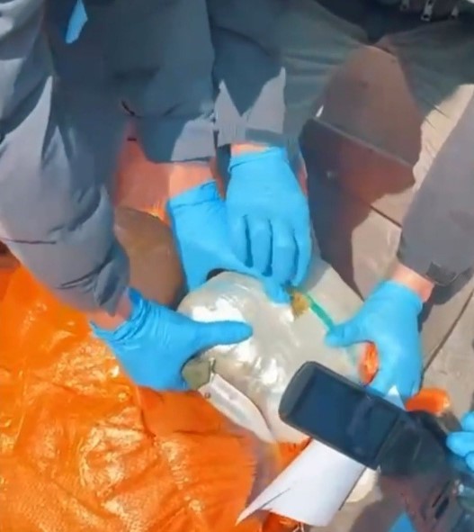 Zehir tacirlerine geçit yok: Tır ve kümeste 324 kilo uyuşturucu ele geçirildi