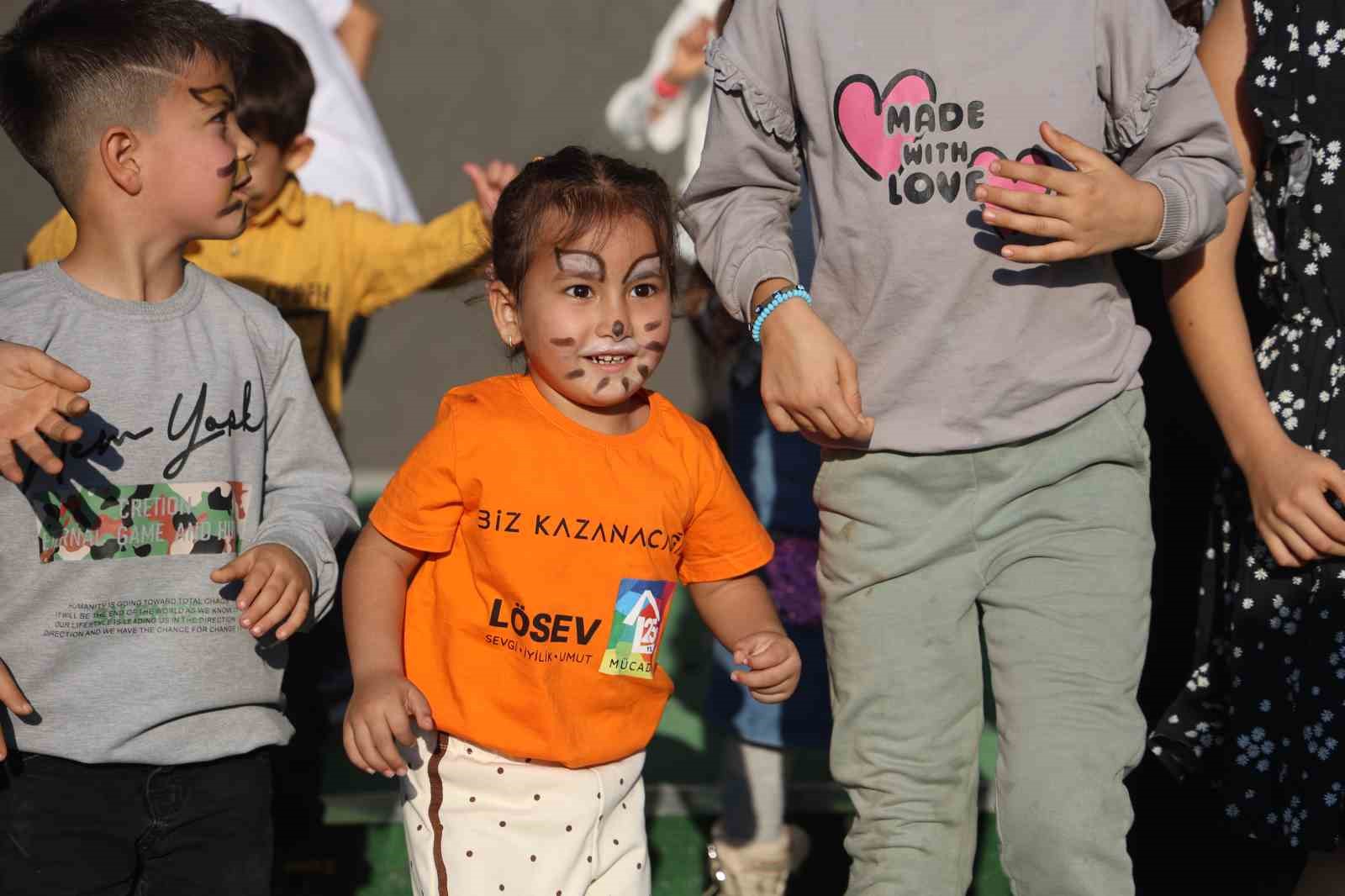 Kansere karşı savaşını kazanan Ceylin&rsquo;in zaferi g&ouml;ky&uuml;z&uuml;ne bırakılan balonlarla kutlandı
