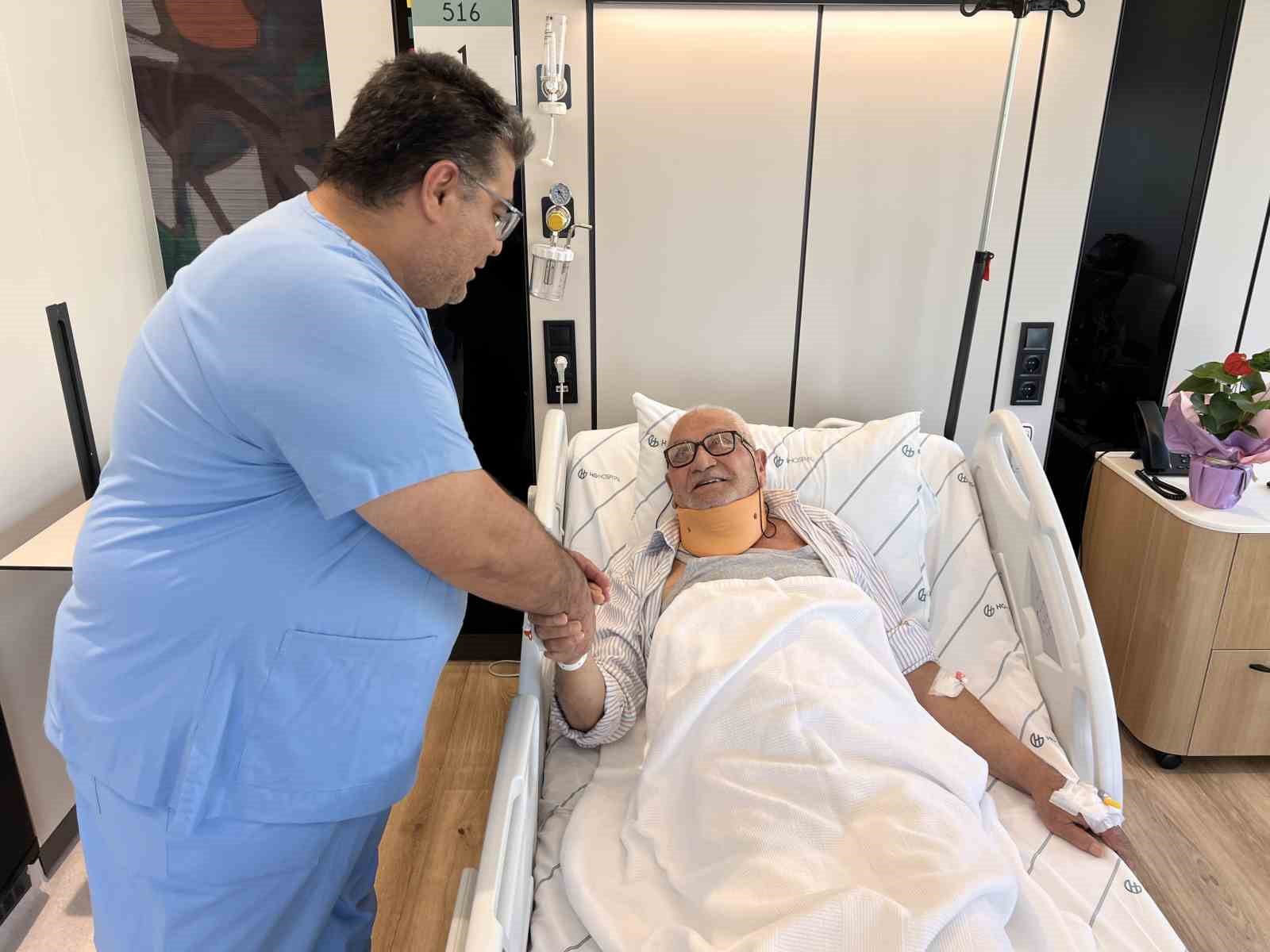 Boyun omuriliğindeki daralma ameliyatı: Yaşlı hasta yeni teknikle ertesi gün sağlığına kavuştu