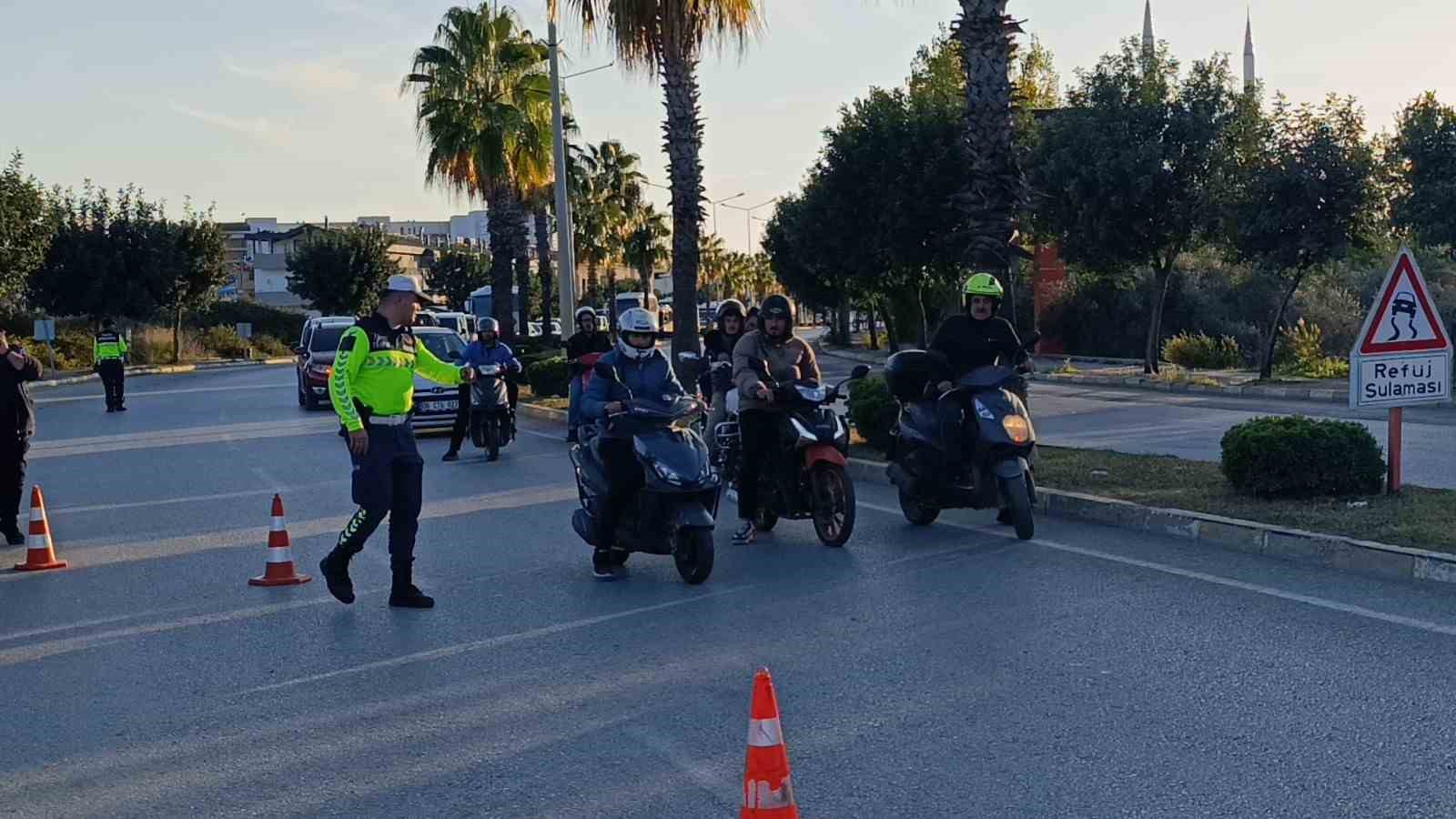 Palmiyeye &ccedil;arpan otomobil hurdaya d&ouml;nd&uuml;: 1 yaralı
