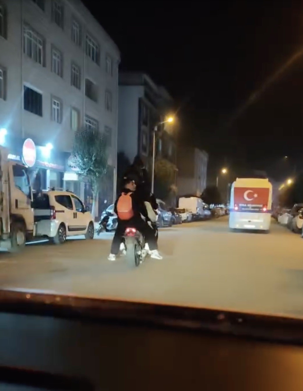 Çanakkale’de motosiklete binen 5 genç adeta ölümle dans etti