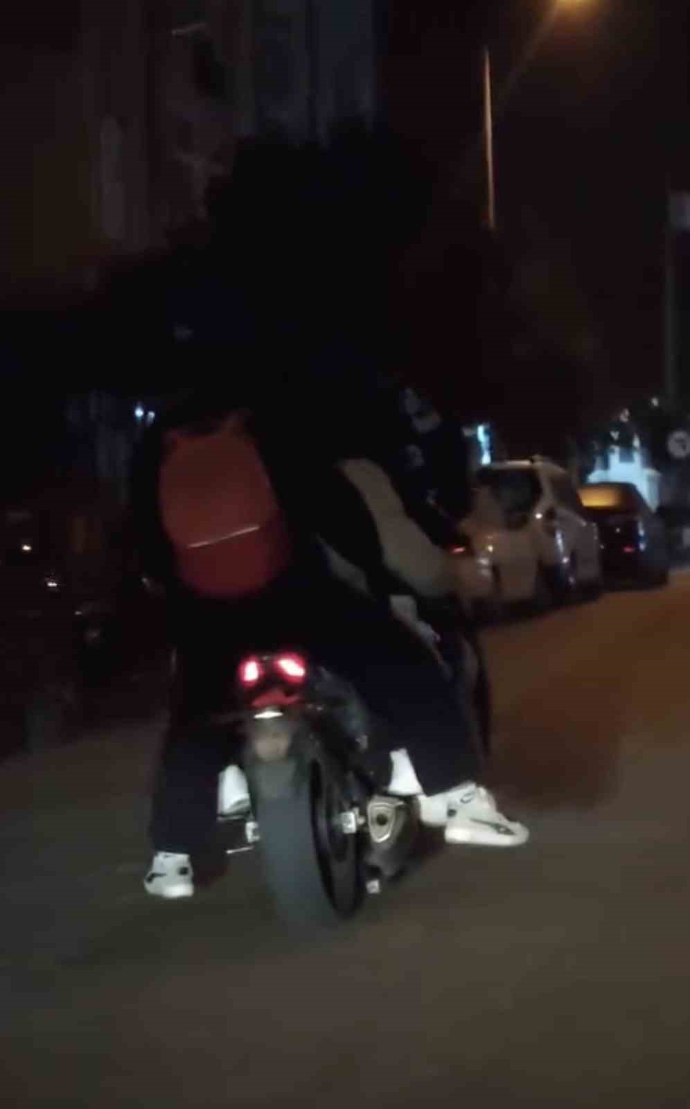 Çanakkale’de motosiklete binen 5 genç adeta ölümle dans etti