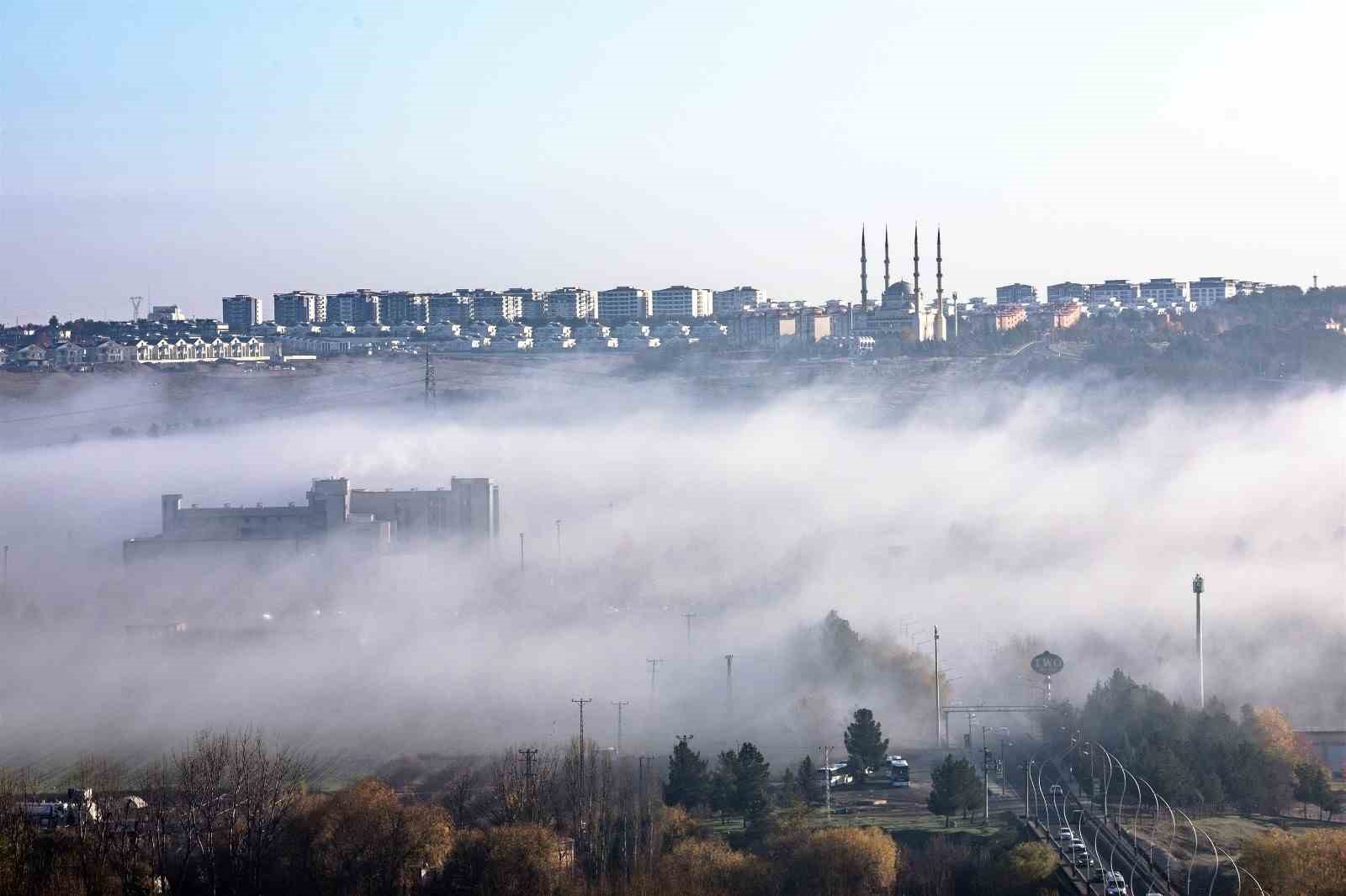 Hevsel&rsquo;in sonbahar perdesi: Sisli bah&ccedil;eler kartpostallık g&ouml;r&uuml;nt&uuml;ler oluşturdu
