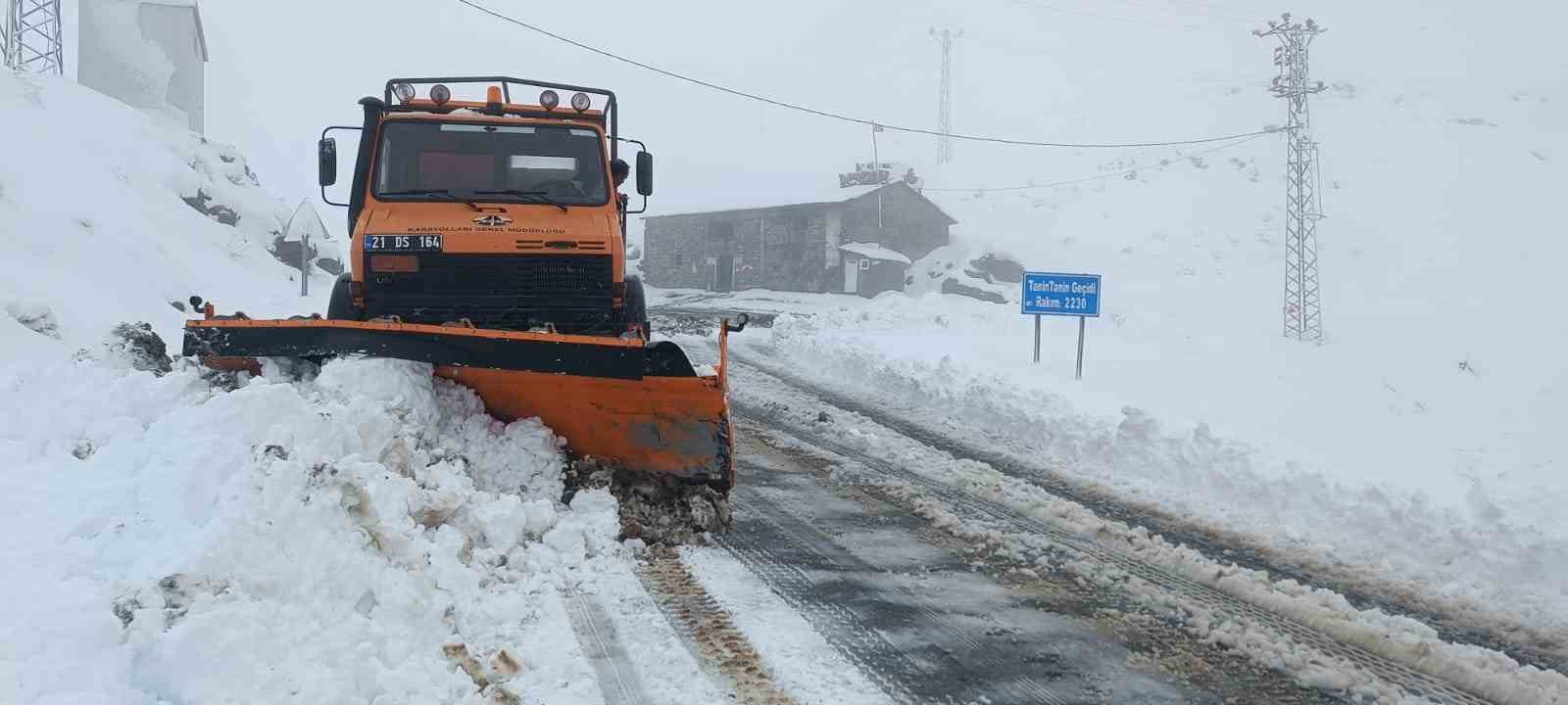Tanin geçidinde yol açma çalışmaları başladı