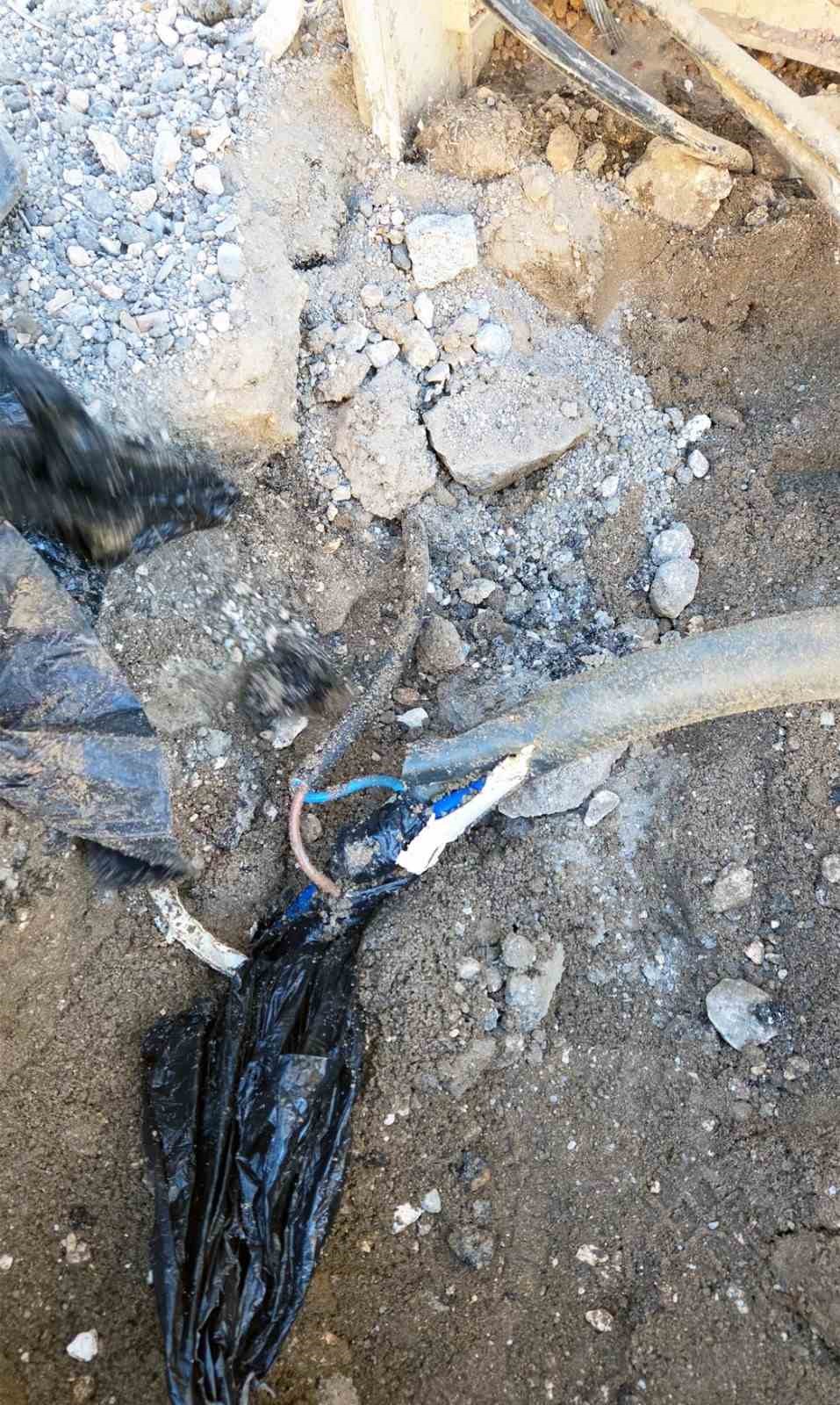 Ka&ccedil;ak hat &ccedil;ekilen panolar alev aldı
