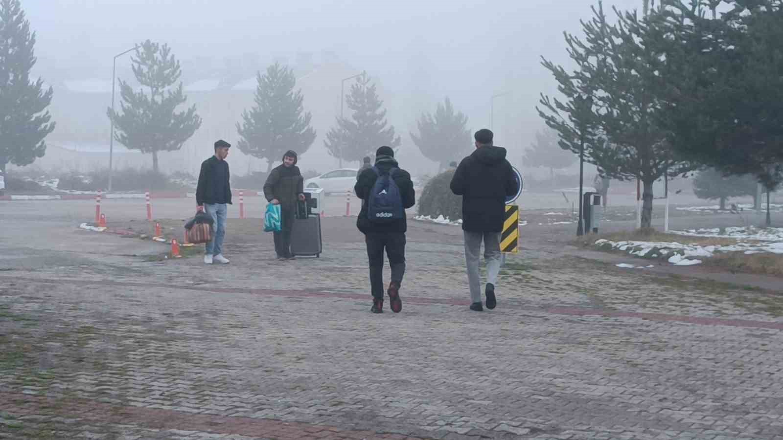 Sivas&rsquo;ın tarihi kent meydanı sislere g&ouml;m&uuml;ld&uuml;
