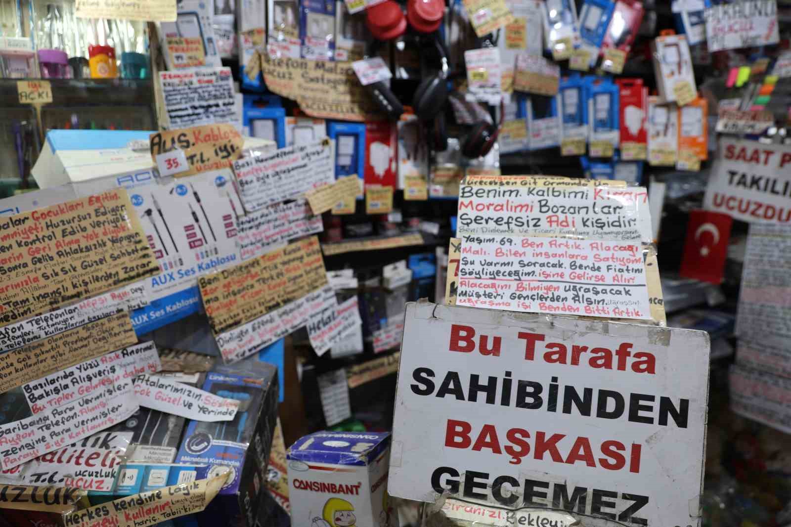 Adana’da 44 yıllık esnafın hayat dersi yazıları dikkat çekiyor