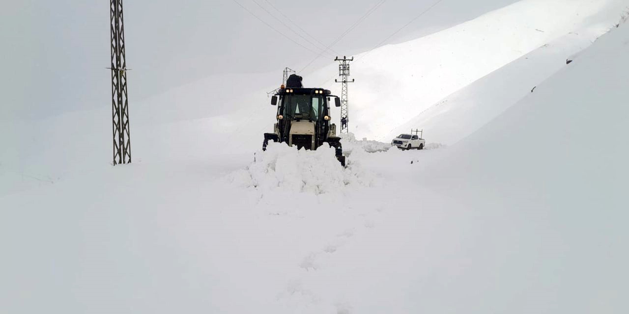 Hakkari’de kardan kapanan 9 köy ve 21 mezra yolu ulaşıma açıldı