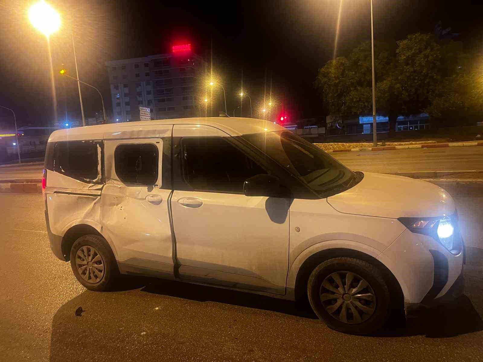 Başıboş at, araca çarptı