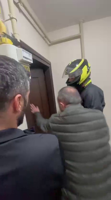 77 yıl hapis cezasıyla aranan firari şahıs, kurye kılığındaki polisin ’Yemek siparişi getirdim’ sözleriyle yakalandı
