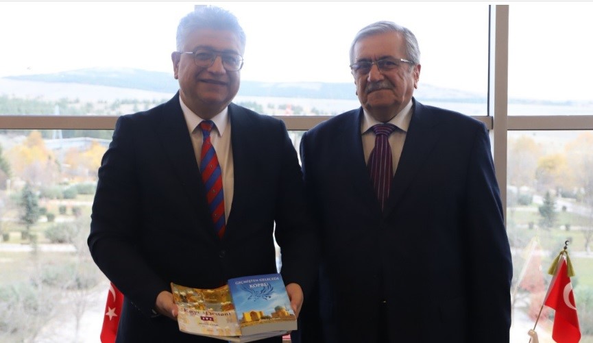 Emekli Müdür Ahmet Urfalı eserlerini Rektör Kızıltoprak’a takdim etti