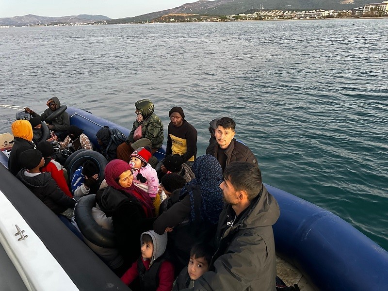 İzmir açıklarında 63 düzensiz göçmen yakalandı