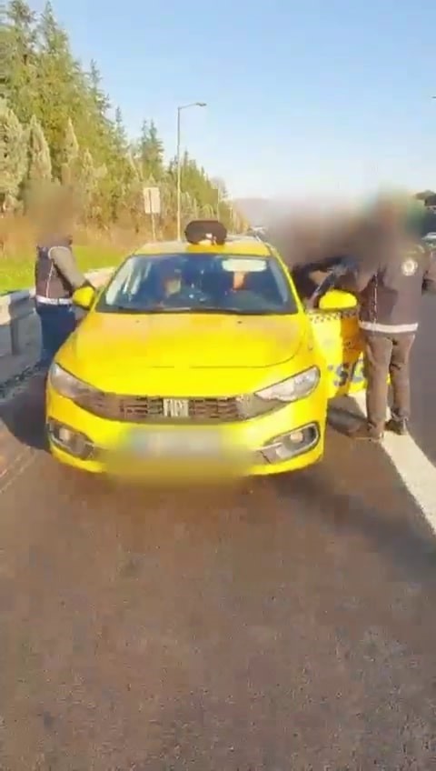 Taksiden yolcu yerine 3 kaçak göçmen çıktı