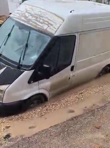 Minibüs çöken yolda mahsur kaldı