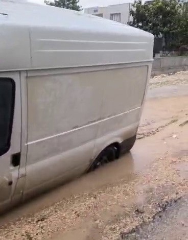 Minibüs çöken yolda mahsur kaldı