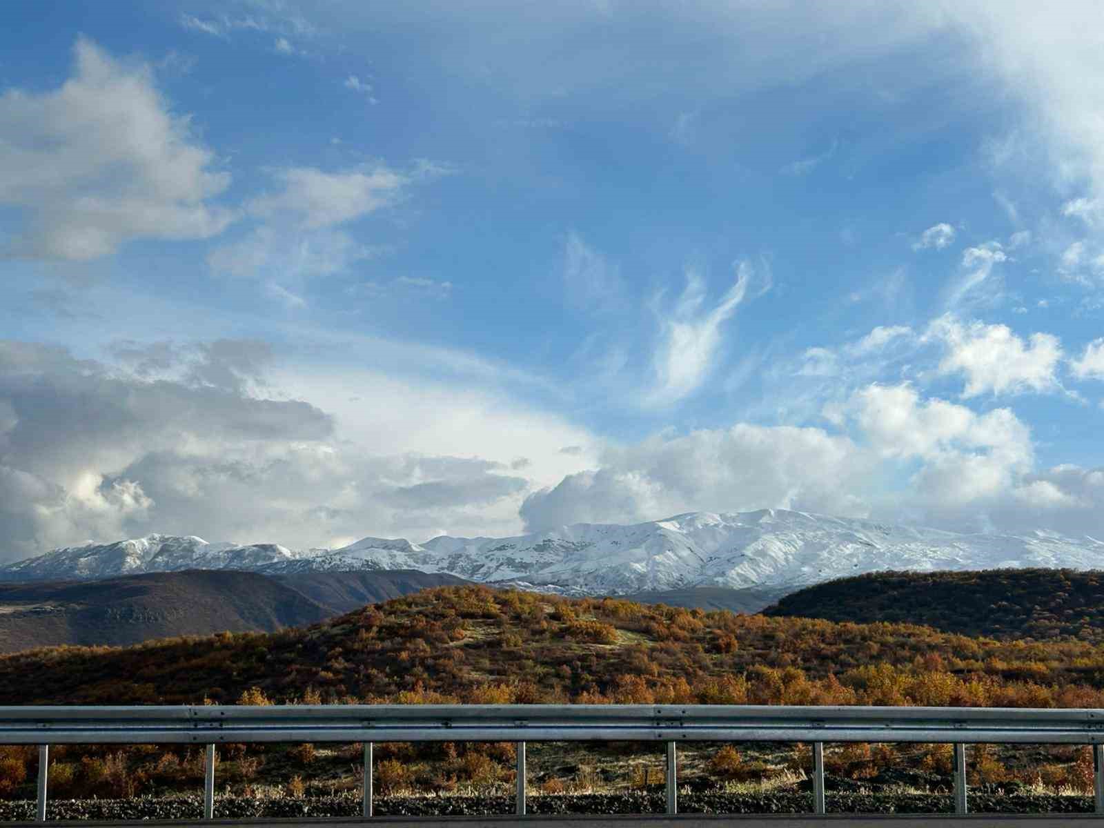 Karla kaplı dağlar sonbaharın renkleriyle buluştu