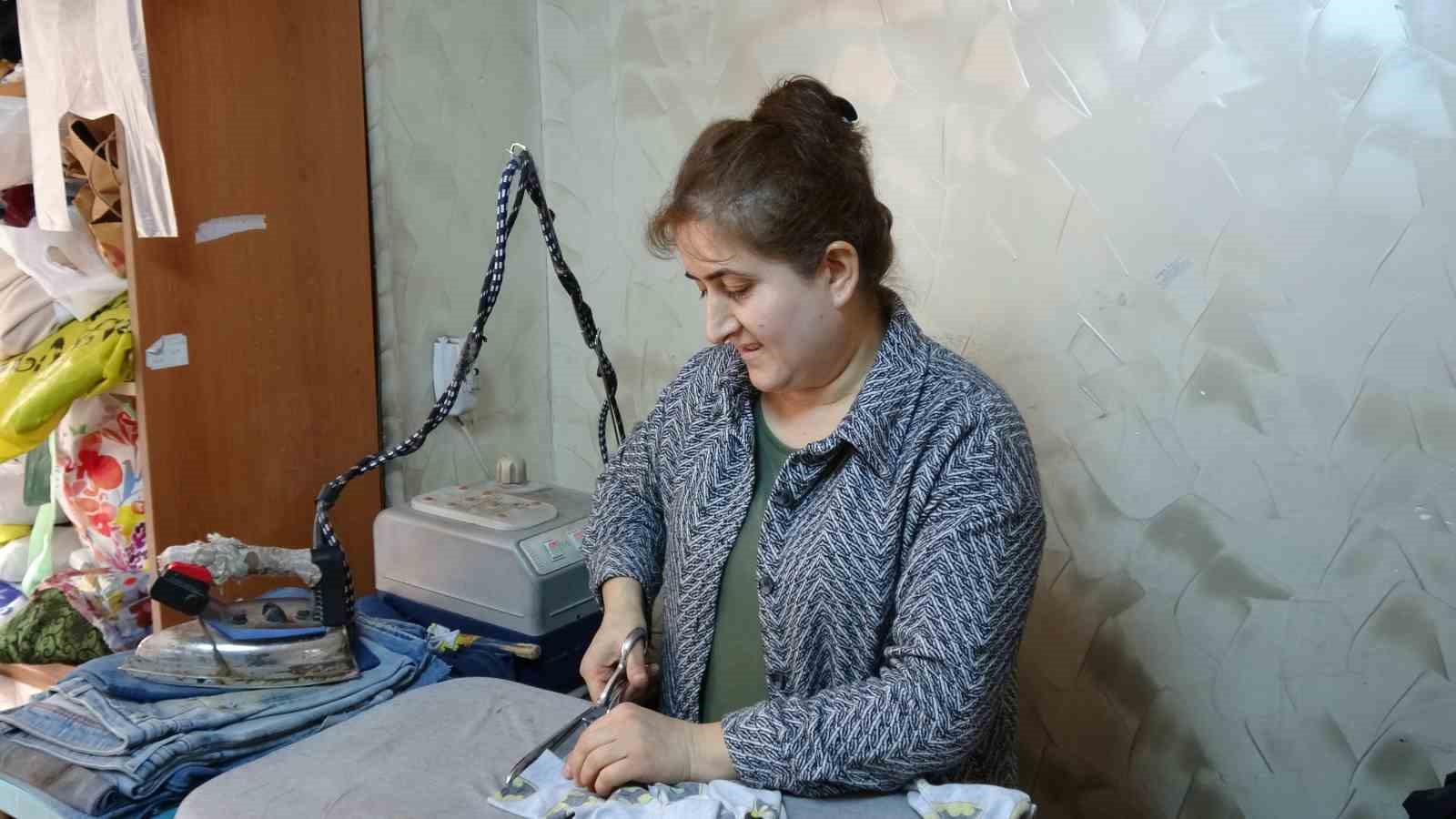 Kadın terzi kızlarının okuması i&ccedil;in makine başına ge&ccedil;ti
