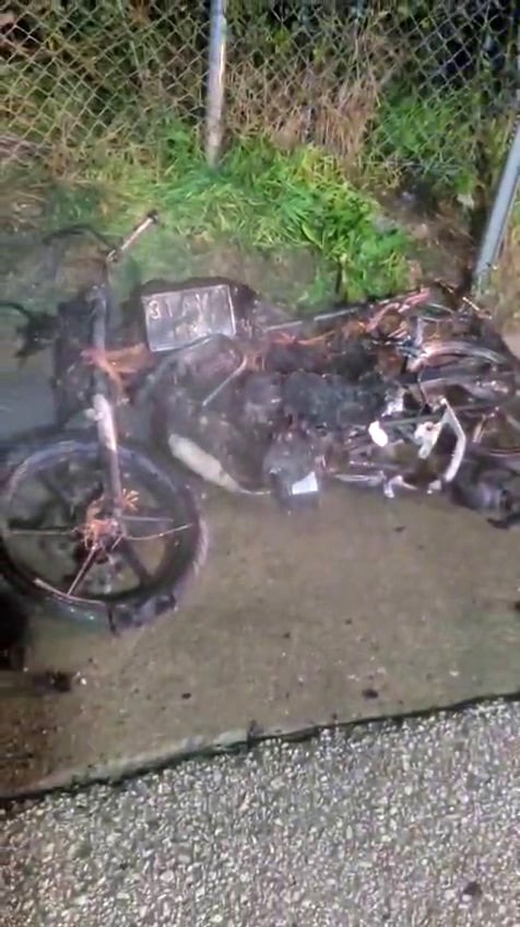 Otomobille &ccedil;arpışan motosiklet alev topuna d&ouml;nd&uuml;: 1&rsquo;i ağır 2 yaralı
