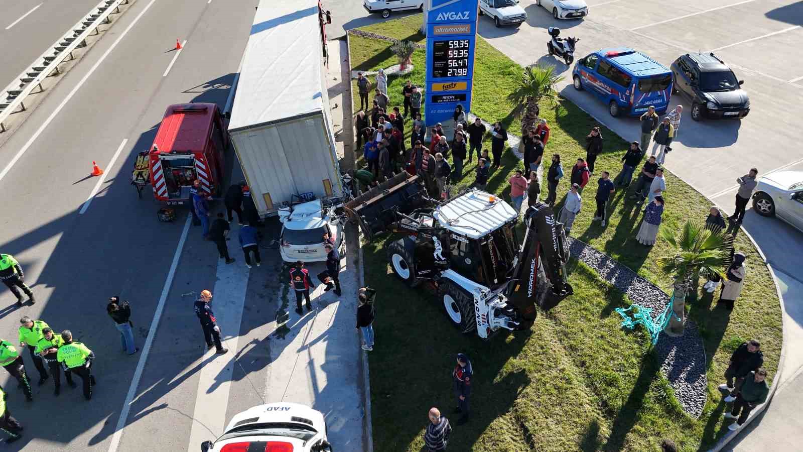 Otomobil tırın altına girdi: Özel eğitim öğretmeni hayatını kaybetti