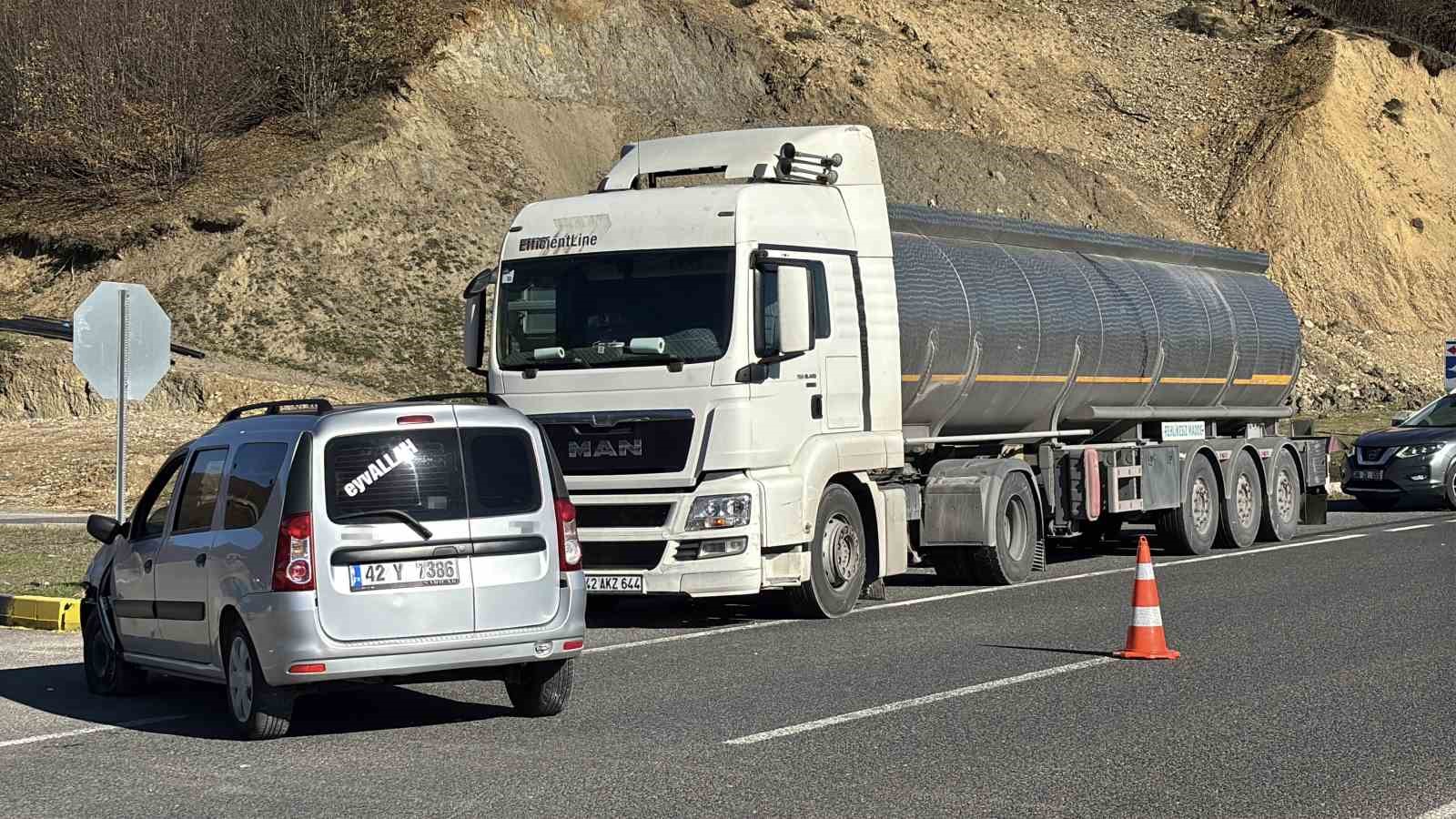 D-100’de tırın önüne kattığı araç hasar aldı