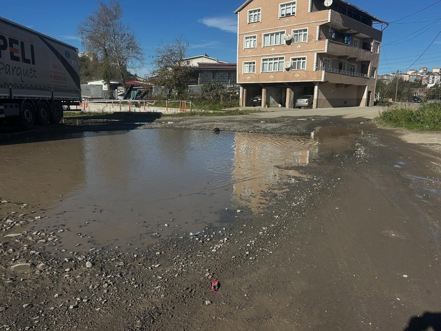 Yol gölete döndü, kapalı pazar yerinde vatandaşın çilesi bitmiyor