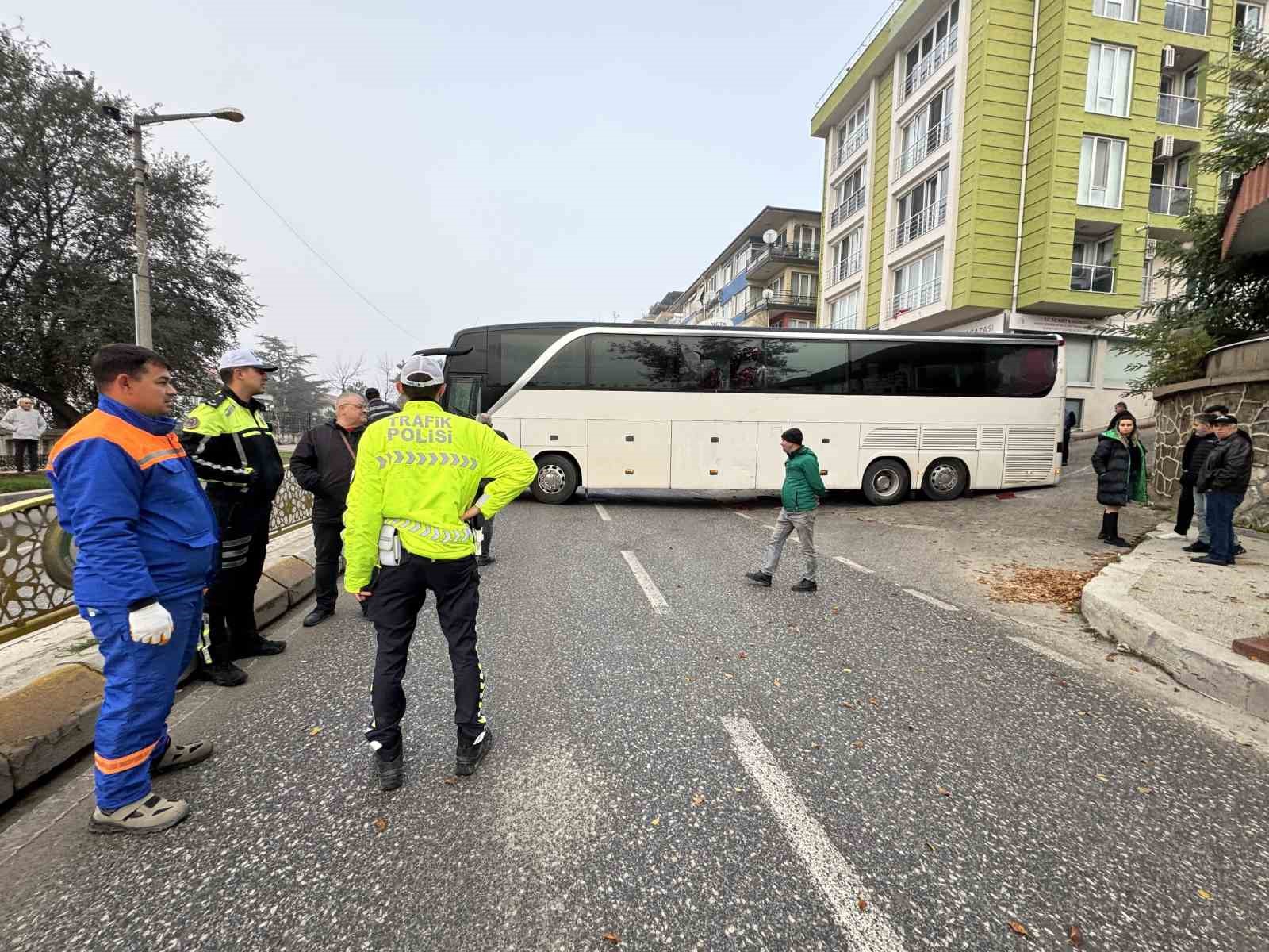 Tur otob&uuml;s&uuml;n&uuml;n ters y&ouml;n hatası pahalıya mal oldu

