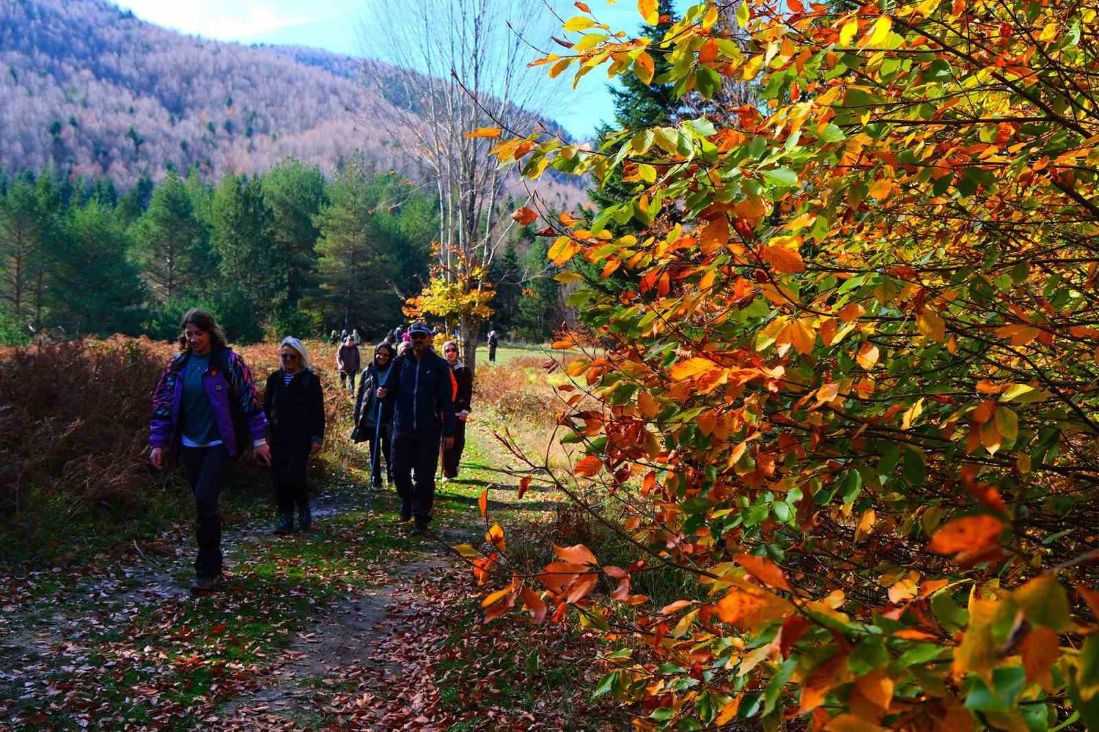 Pamukova&rsquo;da sonbaharın renkleriyle 14 kilometrelik y&uuml;r&uuml;y&uuml;ş
