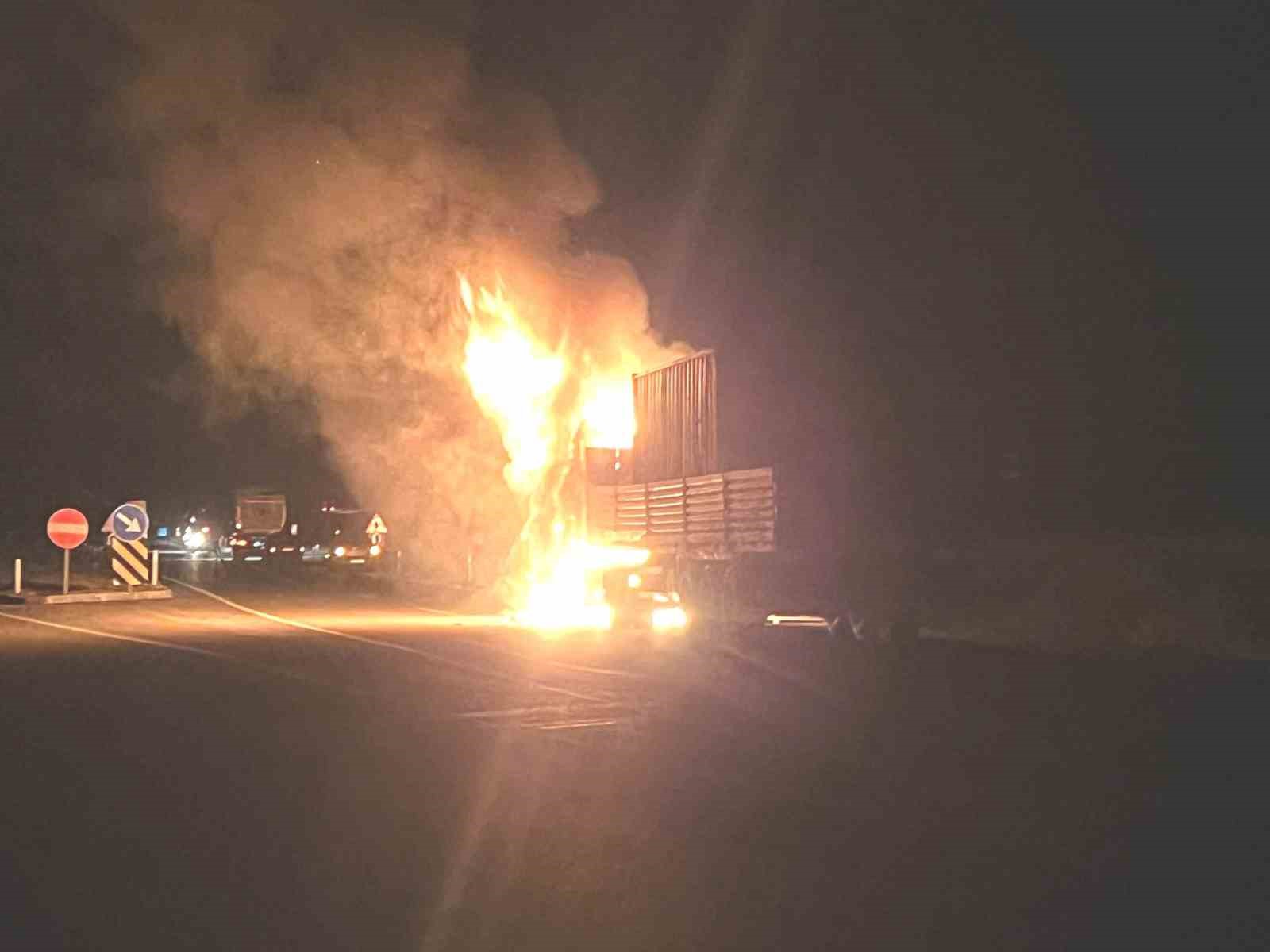 Hareket halindeki tır alev topuna d&ouml;nd&uuml;
