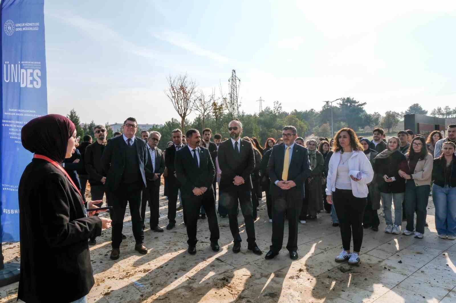 BŞE&Uuml;&rsquo;de kamp&uuml;se yeni fidanlar dikildi
