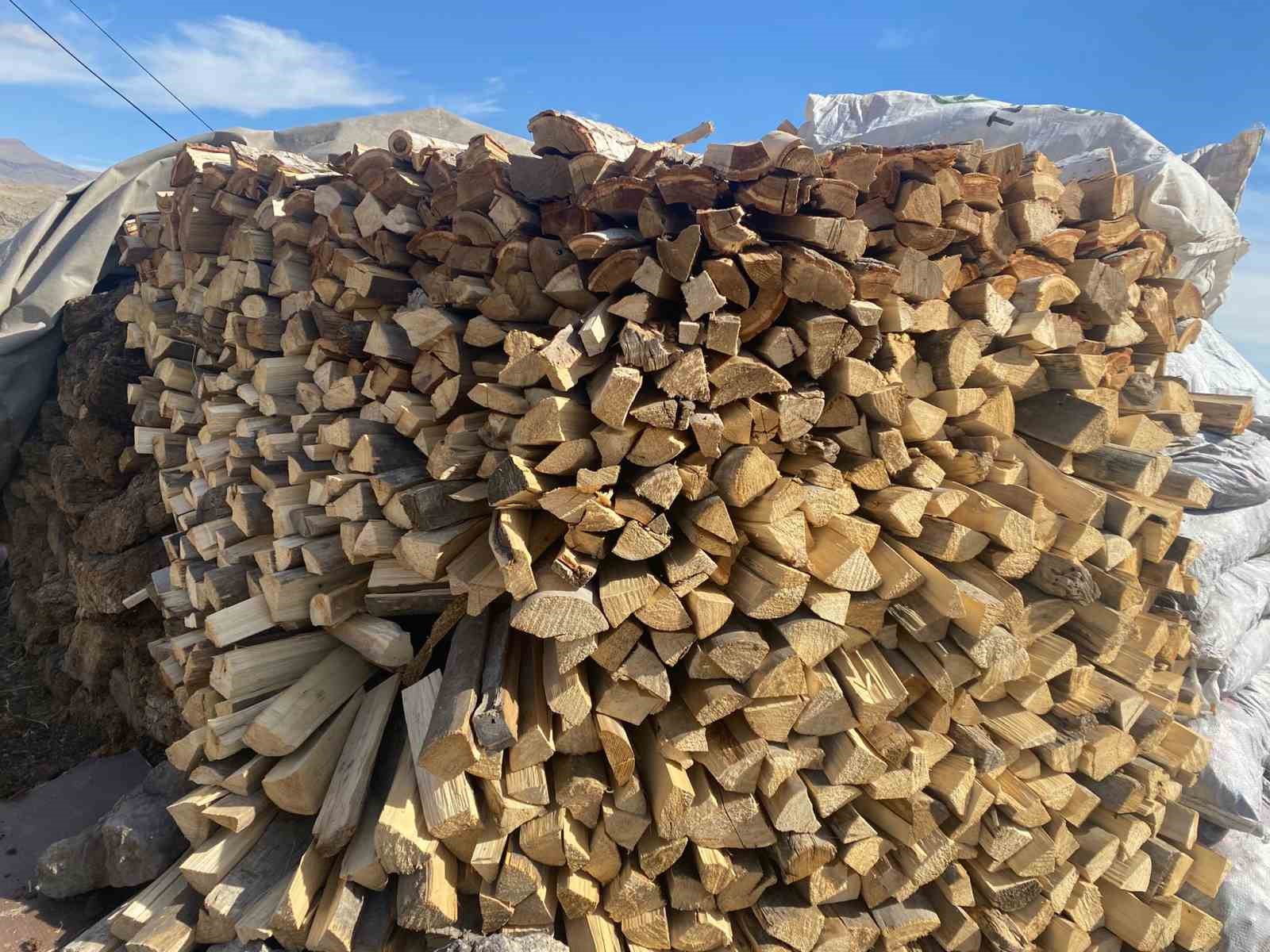 Patnos’ta kış yaklaşırken odun istifleme çalışmaları hız kazandı