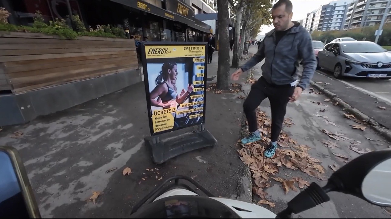 Motosiklet kaydı, duba şaşırttı: Sinirle çıktı, mizahla bitti