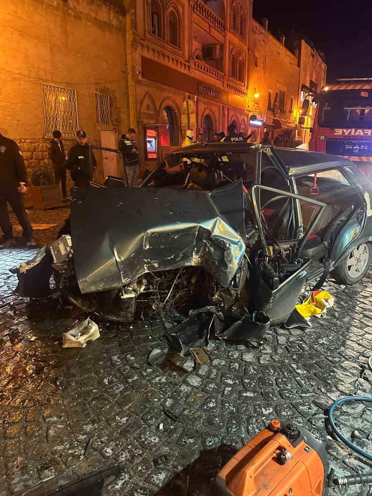 Mardin&rsquo;de otomobil iş yerinin kepengine &ccedil;arptı: 4 yaralı
