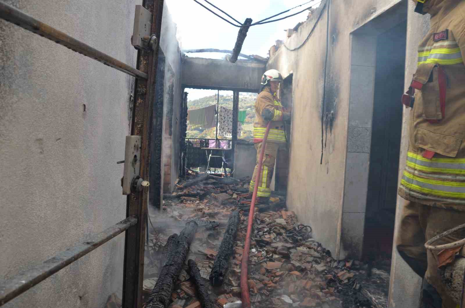 Demirci&rsquo;de &ccedil;ıkan yangında bir ev kullanılamaz hale geldi
