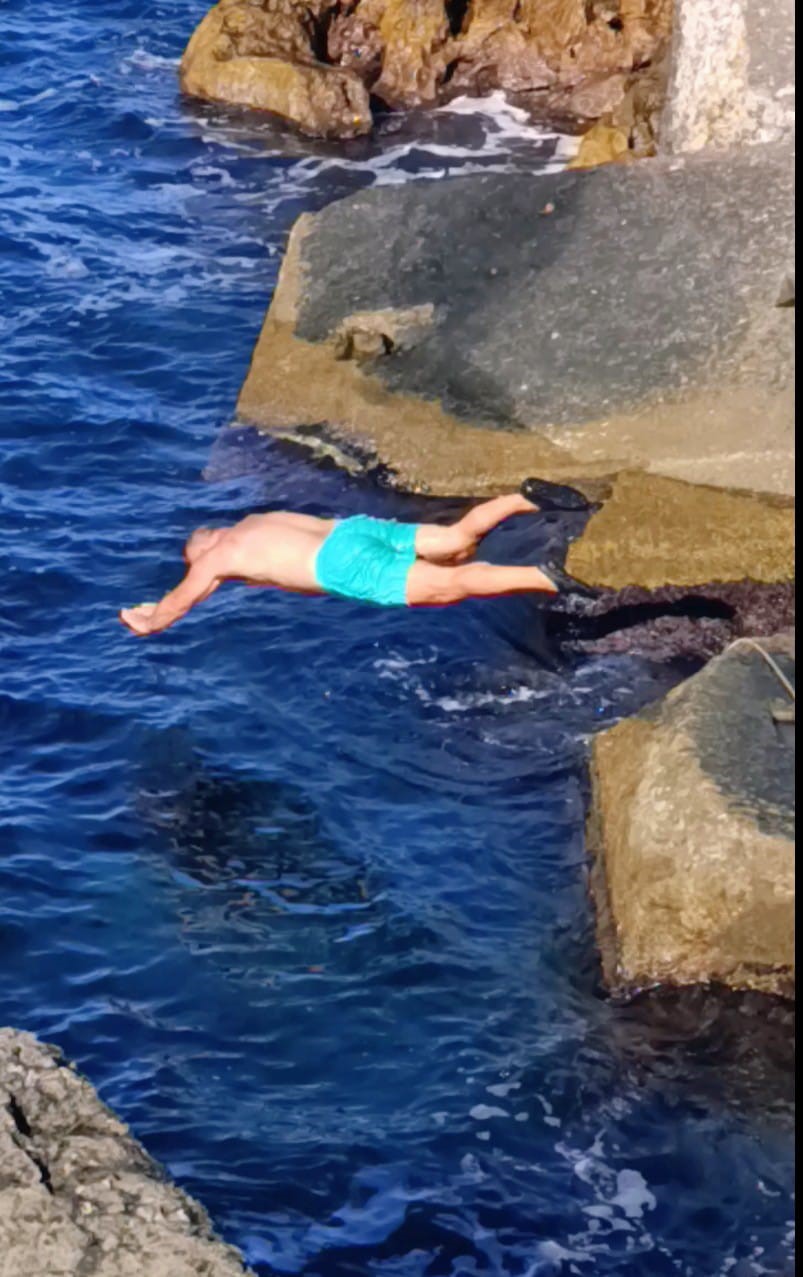 Soğuk havaya aldırış etmeden denize girdi