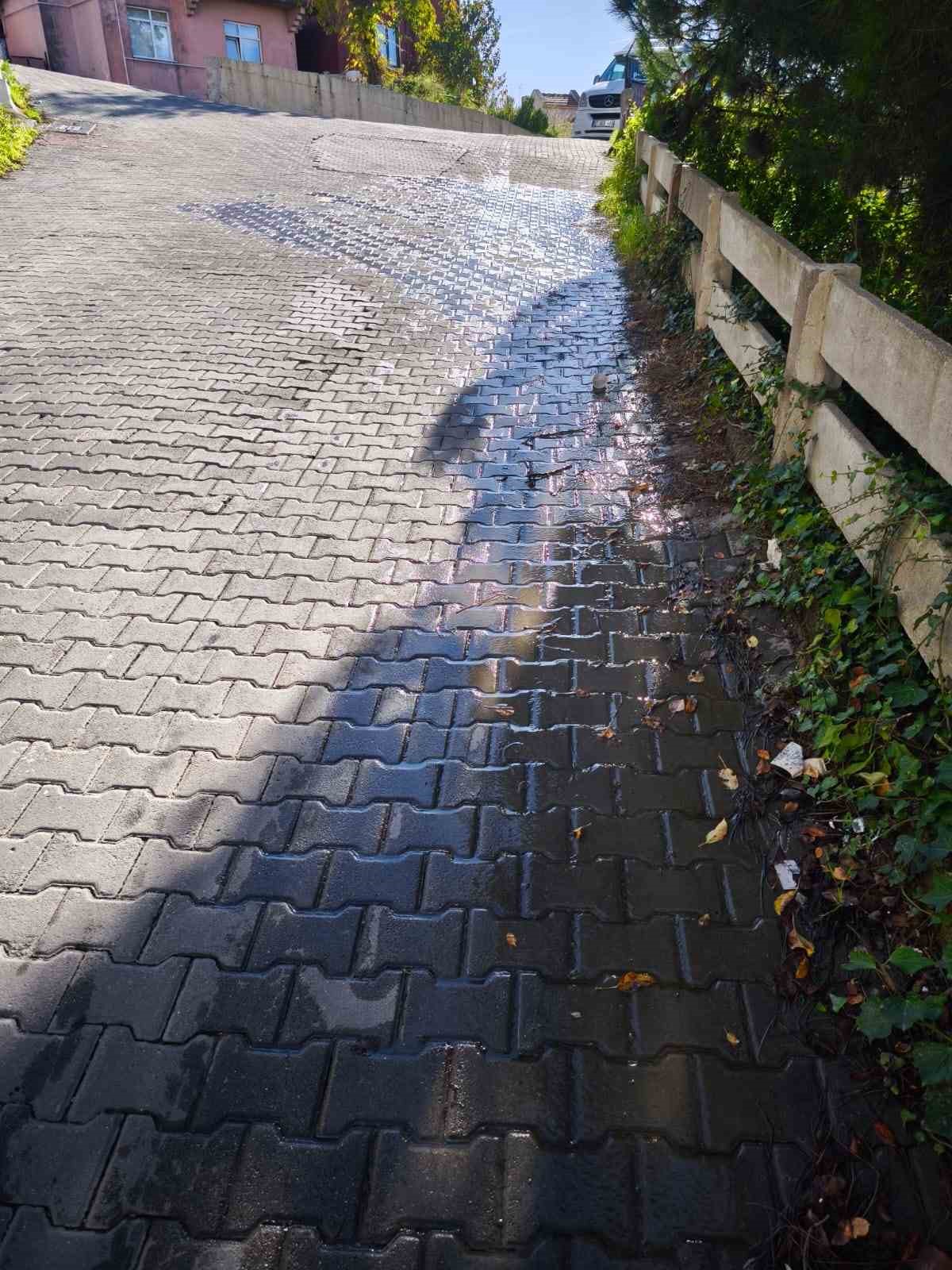 Mahallede tonlarca su boşa aktı