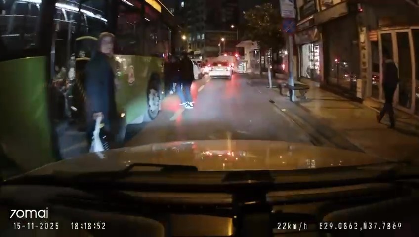 Durak yerine orta şeritte yolcu indirip alan halk otob&uuml;s&uuml; pes dedirtti
