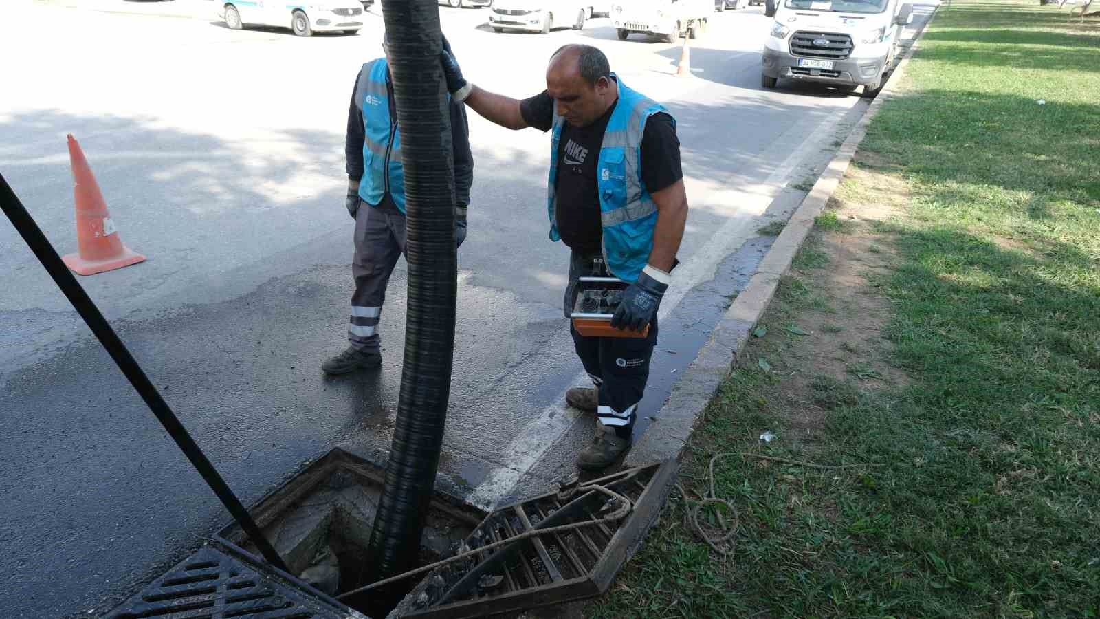 ASAT, Kepez&rsquo;de yağmur suyu hatlarını temizliyor
