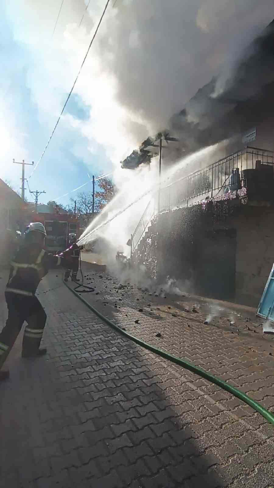 Burdur’da 2 katlı evde yangın paniği
