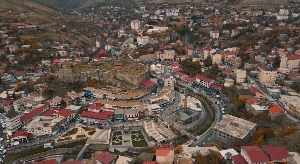 Bitlis’in tarihi çarşısı sonbaharın eşsiz renkleriyle görüntülendi