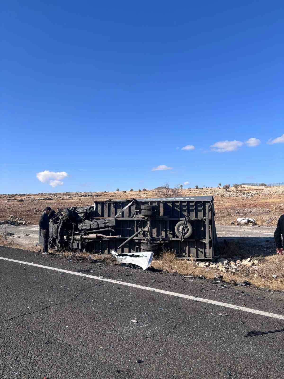 Mardin’de otomobil ile açık kasa kamyonet çarpıştı: 2 yaralı