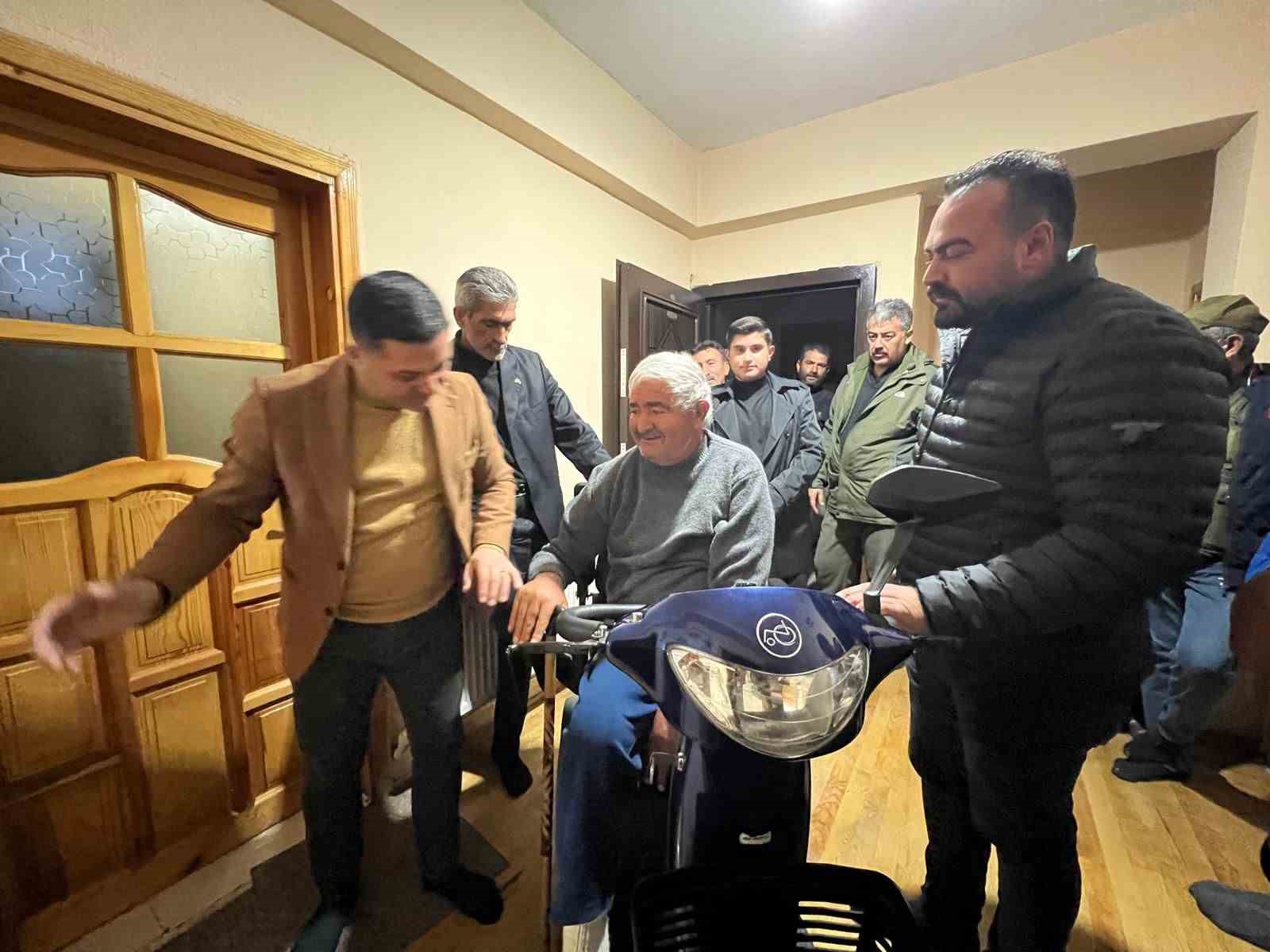 Kars MHP’den engelli vatandaşa akülü araç desteği