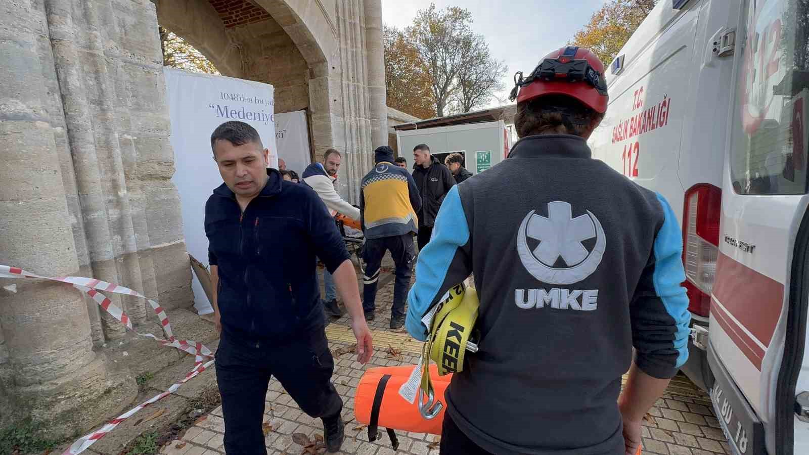 Selimiye Camii restorasyonunda d&uuml;şen iş&ccedil;i yaralandı
