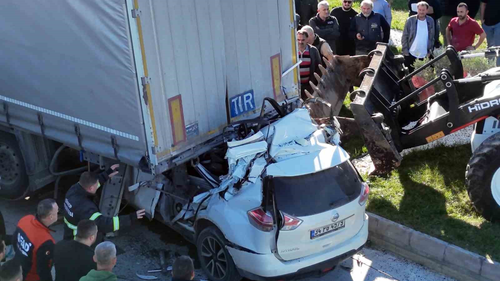 Otomobil tırın altına girdi: Özel eğitim öğretmeni hayatını kaybetti