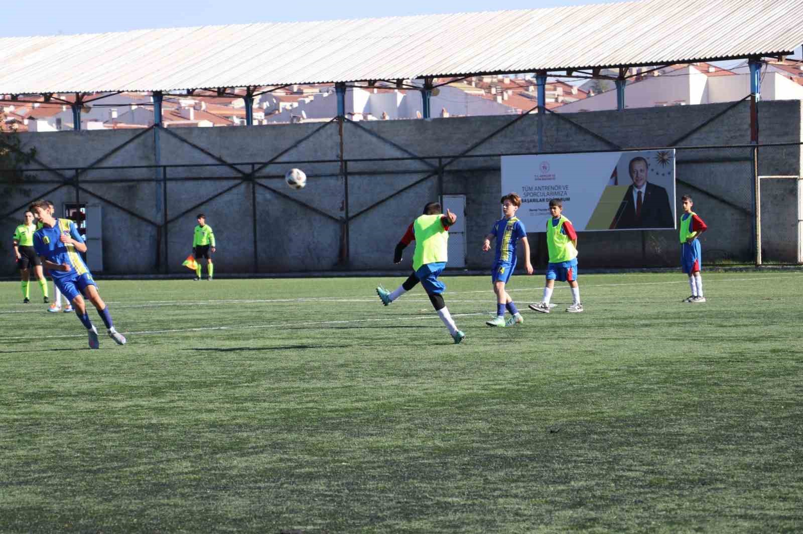 Okul Sporları Yıldız Erkek Futbol M&uuml;sabakaları s&uuml;r&uuml;yor

