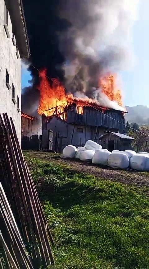 Ev ve samanlık alev topuna d&ouml;nd&uuml;
