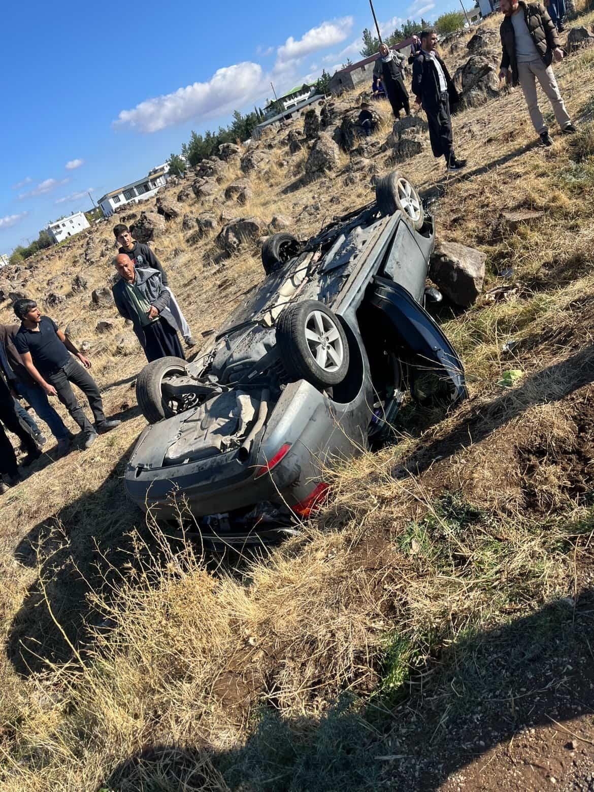 Takla atan otomobilde aynı aileden 4 kişi ağır yaralandı
