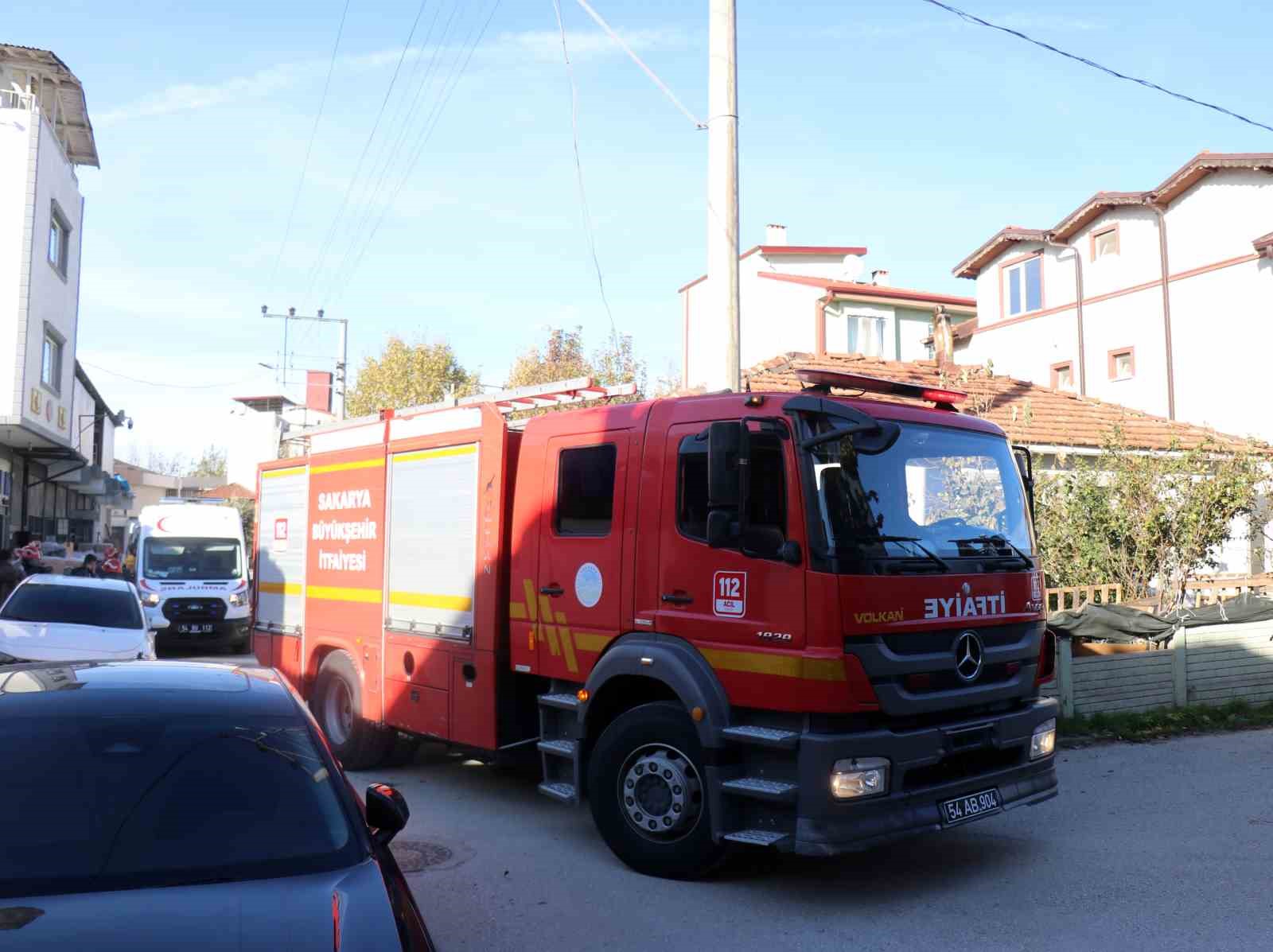 Facianın eşiğinden d&ouml;n&uuml;ld&uuml;: Engelli aileyi komşuları kurtardı
