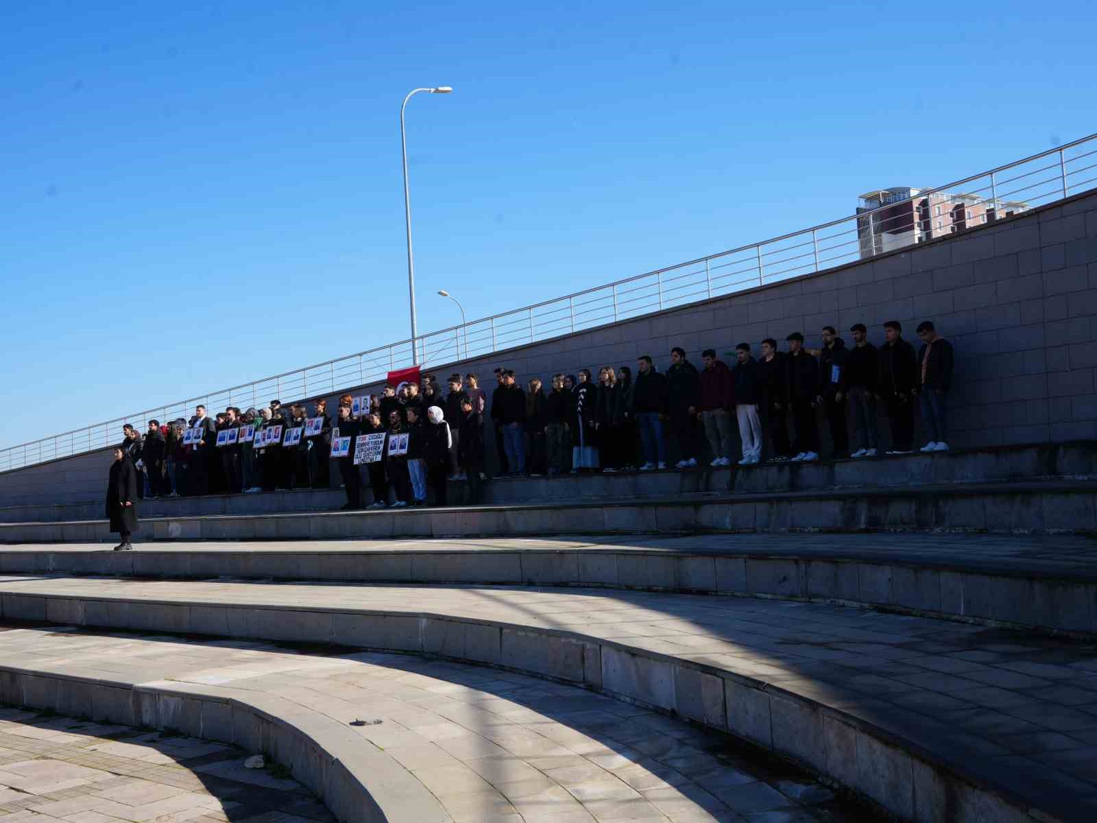 Üniversite öğrencileri şehitleri dualarla andı
