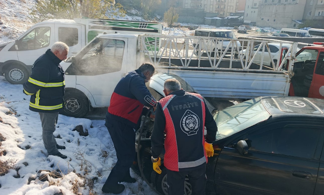 Yüksekova’da seyir halindeki otomobil yandı
