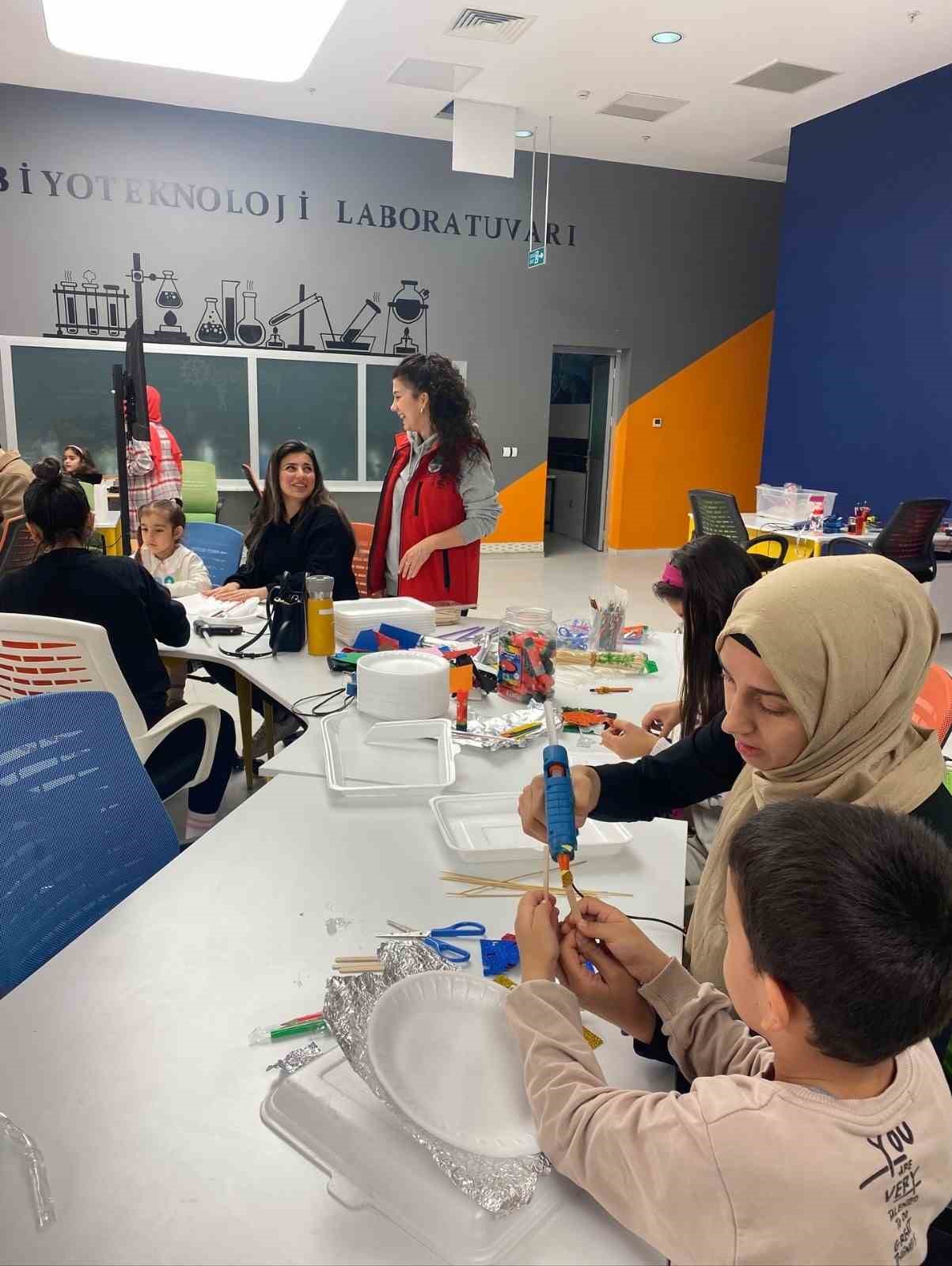 Büyükşehirden ara tatilde bilim şöleni: Çocuklar bilimle buluştu